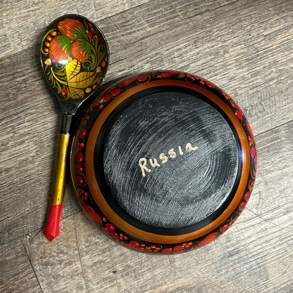 Russian Lacquer Bowl and Spoon - Picture 4 of 10